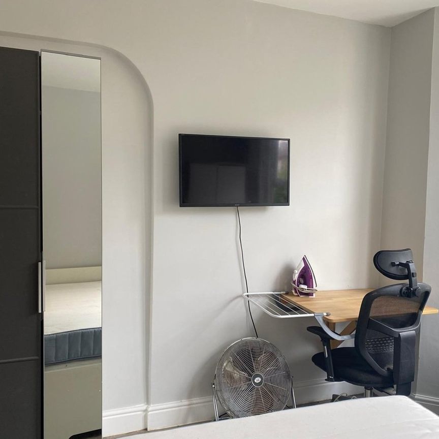 Studio Flat, Oval Road, CR0 - Photo 1