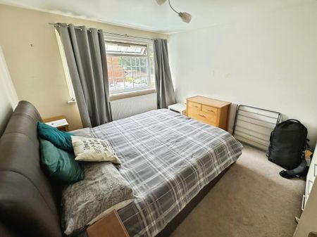 4 bedroom semi-detached house to rent - Photo 3