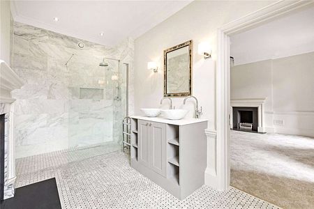 An beautifully renovated five bedroom Georgian townhouse in the heart of Richmond - Photo 5