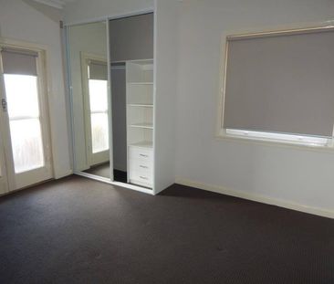 TIDY UNIT- CLOSE TO WARATAH VILLAGE!!! - Photo 2