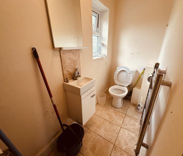 1 bedroom in a flat share to rent - Photo 2