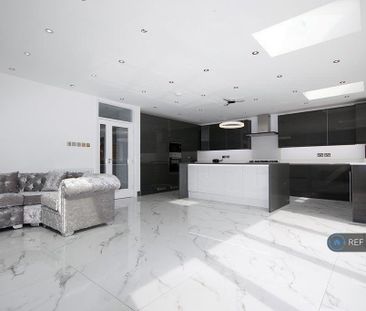 5 bedroom detached house to rent - Photo 4