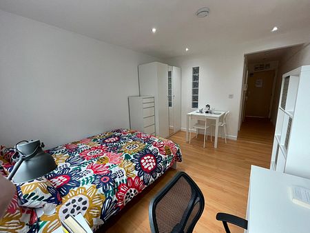 1 bedroom Flat / Apartment - Photo 3