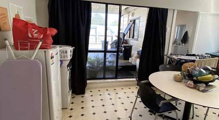 FIVE BEDROOM IN A GREAT LOCATION: - Photo 5