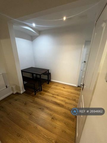 1 bedroom in a house share to rent - Photo 2