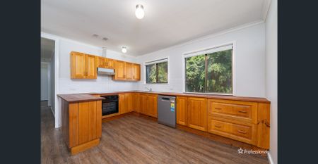 CUTE THREE BEDROOM HOME WITH MODERN TOUCHES AND CLASSIC CHARM! - Photo 4