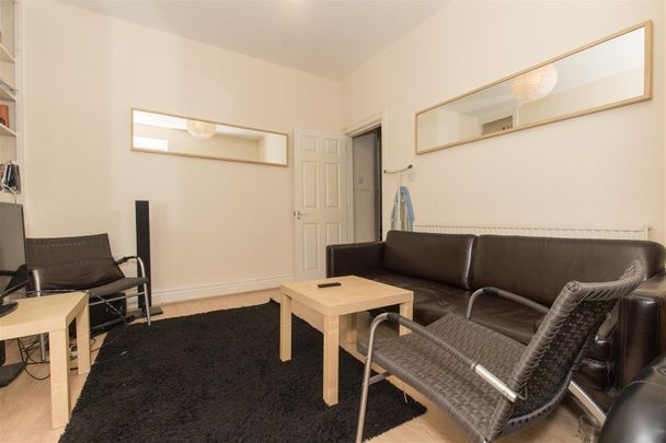 Room For Rent Queen Street, Pontypridd - Photo 1