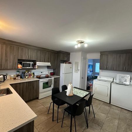 4 1/2 situé à Ste-Foy, stationnement - Photo 3