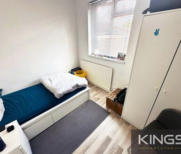 5 bedroom semi-detached house to rent - Photo 2