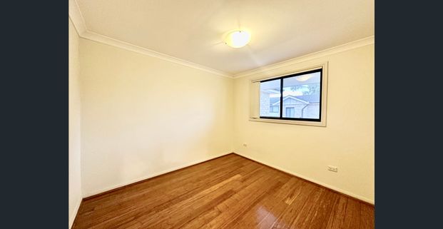 Three bedrrom townhouse available now - Photo 1