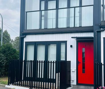 Two Bedroom Townhouse in the Heart of Birkenhead! - Photo 3