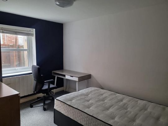 1 bedroom in a house share to rent - Photo 1