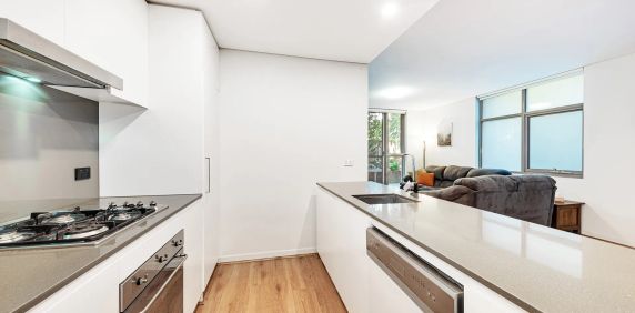 Contemporary Garden Apartment with Exceptional Indoor-Outdoor Living - Photo 2