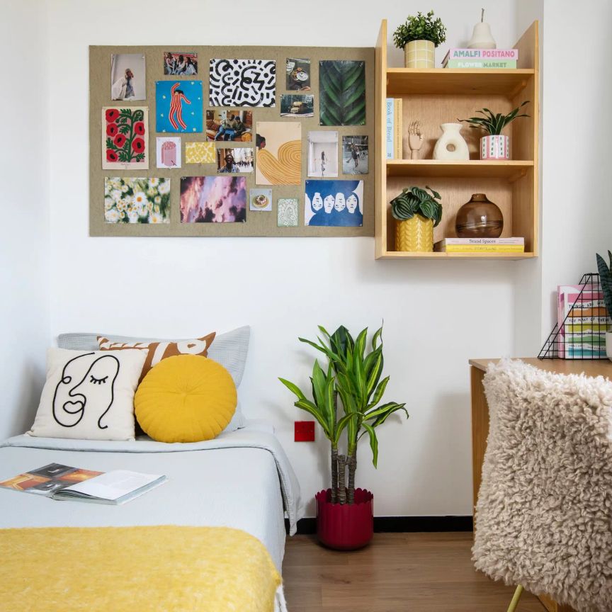 Large High Single Ensuite - Photo 1