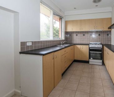 Spacious and private 1 bedroom apartment in Malvern East - Photo 5