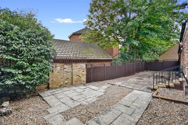 A well presented and spacious 4 bedroom detached house on a quiet residential road in Northwood. Available now and offered unfurnished. - Photo 1