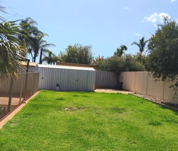 Stylishly renovated home in Waggrakine - Photo 6