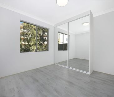 Spacious Apartment in Great Location - Photo 2