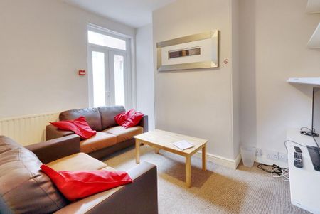 4 bedroom end of terrace house to rent - Photo 2