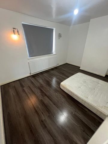 3 Bed End Terrace, Princes Road, IG6 - Photo 3