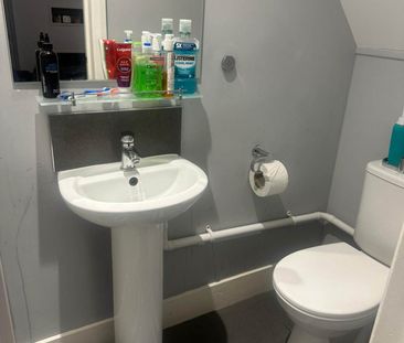 Room 2: 18 Rupert Road, Guildford, GU2 7NE - Photo 2