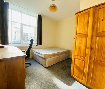 3 bedroom flat to rent - Photo 4