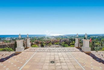 Luxurious south facing villa with Sea Views for sale on a Benahavis Golf course