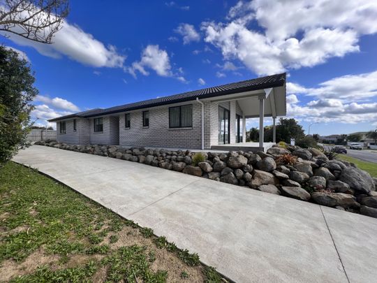 Sea Views & Spacious Living - Photo 1