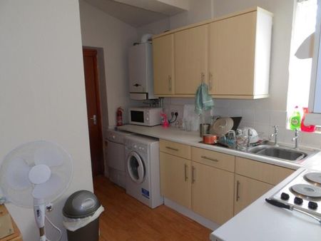 3 bedroom semi-detached house to rent - Photo 5