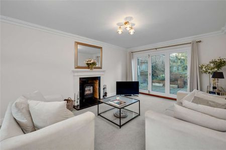 Contemporary five bedroom family home, situated within a gated development in the heart of Esher. - Photo 2