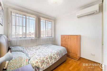 Beautiful Two Bedroom Town House - Photo 2