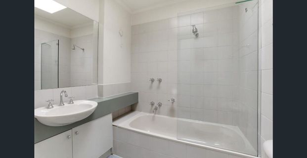 'Fitzroy Gardens Residence' - Fully Furnished. Stay from 1 month. Includes all utilities & Foxtel. - Photo 1