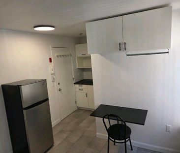 1 1/2 **Non-Fumeur** Chauffé, Éclairé, Semi Meublé, Intercom, WI-FI... - Photo 1