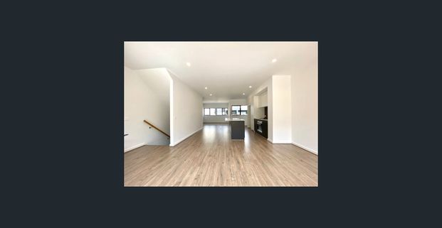 Modern and spacious townhouse. - Photo 1