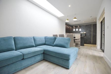 3 bedroom flat to rent - Photo 4