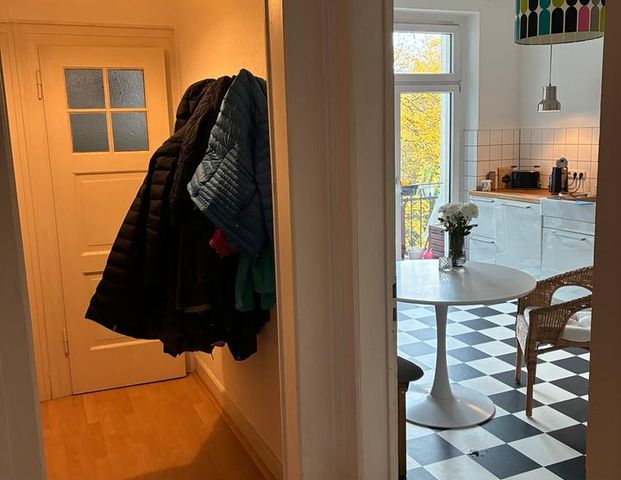 Lichtdurchflutete Altbauwohnung mit Wohnküche - Foto 1