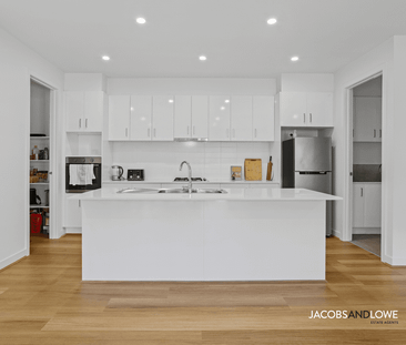 Modern Two-Storey Townhouse with Spacious Master Suite - Photo 3