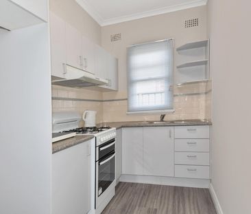 RENOVATED CENTRAL 3 BEDROOM HOME - Photo 4
