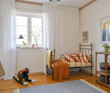 Komedivägen, Skogås - Photo 1