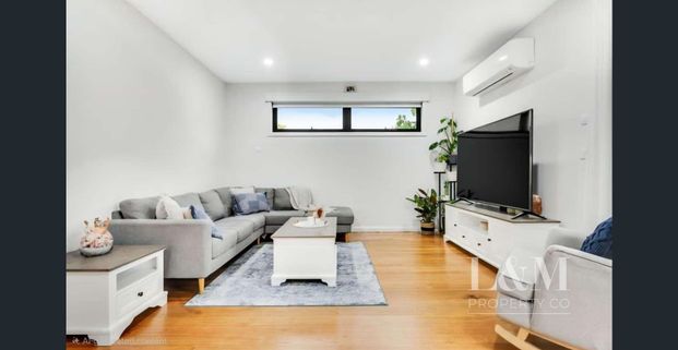 Modern Townhouse Living: Contemporary Style & Superb Convenience in Glenroy - Photo 1