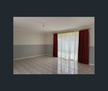 LARGE FAMILY HOME! - Photo 1