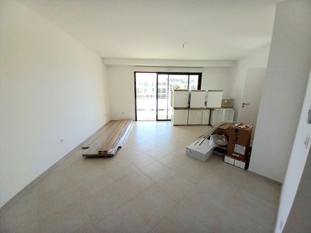 AIX LA DURANNE APPARTEMENT 2 PIECES RECENT TERRASSE ET GARAGE, - Photo 4