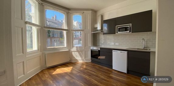Studio to rent - Photo 2