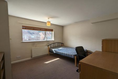 6 bedroom semi-detached house to rent - Photo 2