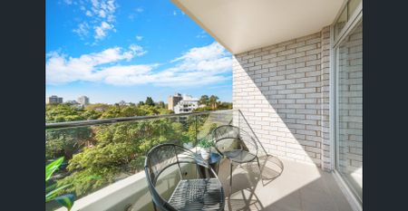 Superb Renovation, Ultra Convenient, Sunfilled apartment - Photo 2