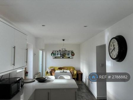 4 bedroom semi-detached house to rent - Photo 5