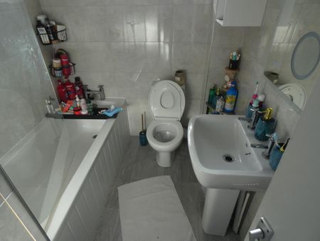 2 bedroom end of terrace house to rent - Photo 3