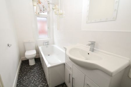 Hessle Terrace, Leeds - Photo 3