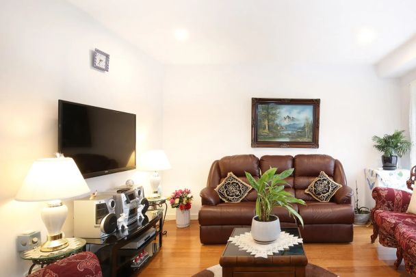 Stunning Three Bedroom Townhouse - Photo 1