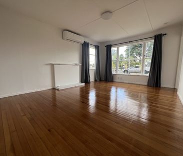 447 Massey Road, Mangere East – 3 Bedroom, 1 Bathroom - Photo 1